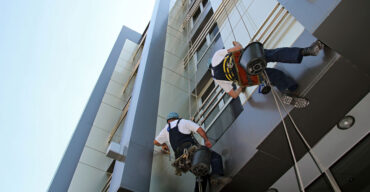 trabalhadores realizando a limpeza de fachada em ACM